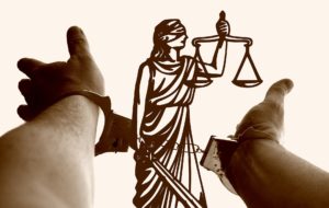 Justizia ist die Symbolfigur für ein faires Verfahren. Die Waagschalen sollen objektiv das Recht messen.